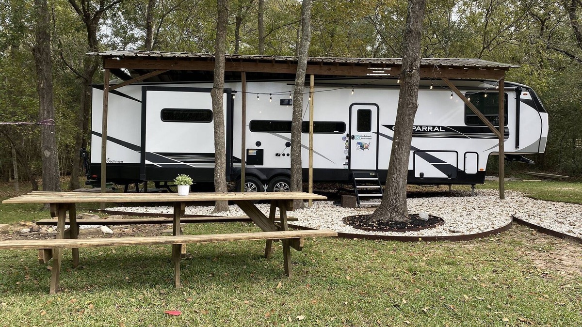 Willis House | 43ft Chic & Cozy RV in country w/pool+spa in Lake Conroe/Willis