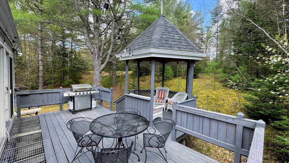Twin Mountain House | 43TV peaceful retreat in the White Mountain, fireplace, fire pit, large yard, WiFi, AC!