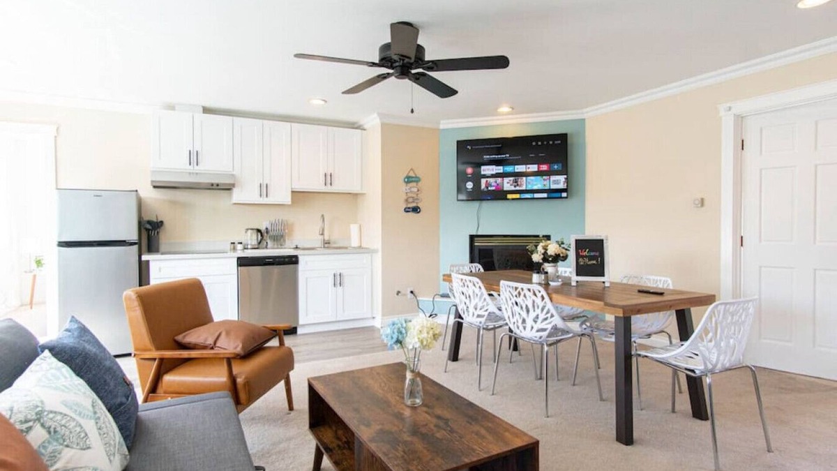 Tukwila House | 4429 upper B · Gorgeous 3BR suite near airport & Seattle-Unit B