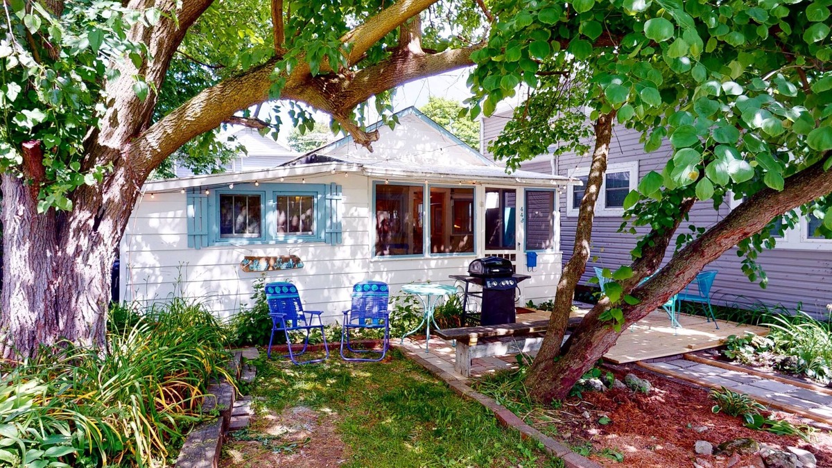 Lakeside Cottage | 443 Lynn Avenue Charming two bedroom in Lakeside!