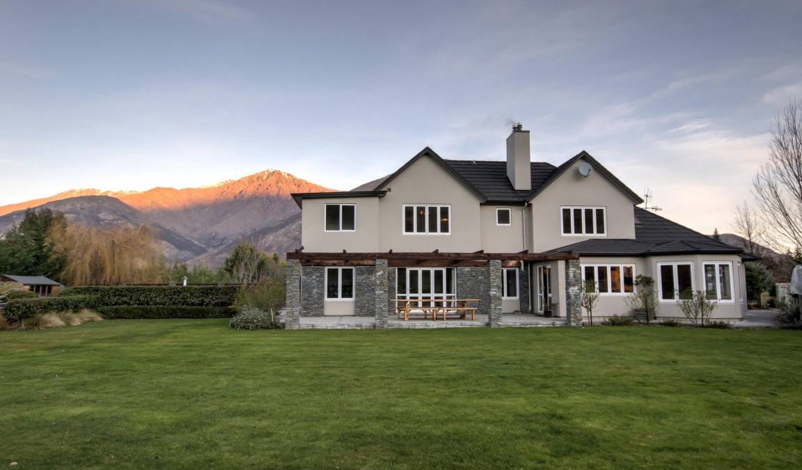 Lake Hayes Cabin | 450 m² Lodge ∙ 6 bedrooms ∙ 15 guests