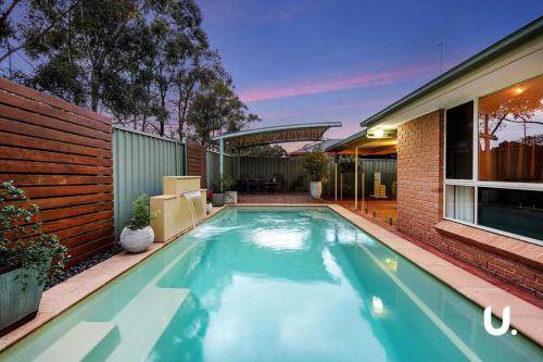 Glenmore Park Villa | 450 m² Villa ∙ 6 bedrooms ∙ 15 guests