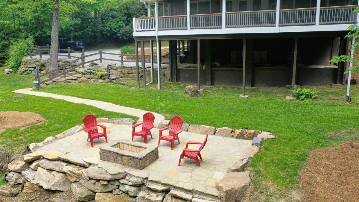 Cullowhee Cottage | 450ft Creek Frontage,Creekside Firepit, Pets, Cashiers 10 min.