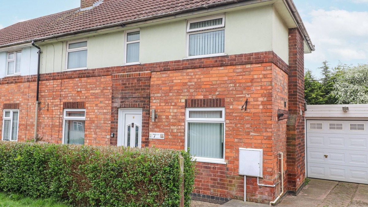 Leicester Cottage | 46 DALBY ROAD, pet friendly, with a garden in Antsey