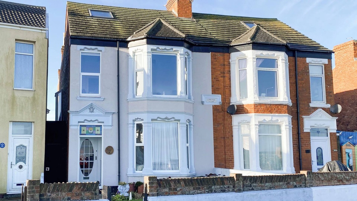 Withernsea Cottage | 46 THE PROMENADE, family friendly, with a garden in Withernsea