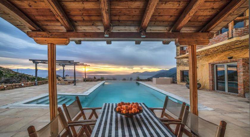 Stratoni Villa | 465 m² Villa ∙ 4 bedrooms ∙ 8 guests