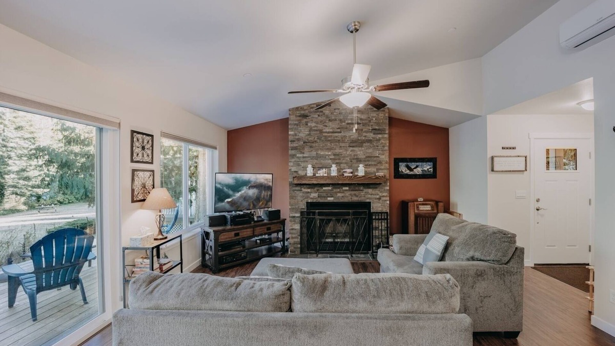 Maple Falls Cabin | 47MF - WiFi - Fireplace - Sleeps 6 by RedAwning