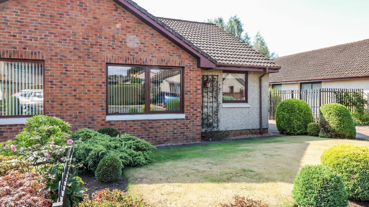 Cupar Cottage | 48 EDENBANK ROAD, pet friendly, with a garden in Cupar, Fife
