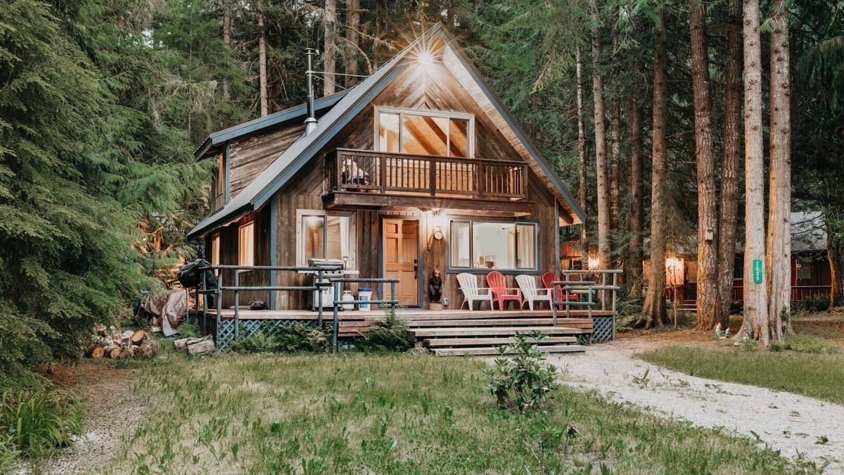 Glacier Cabin | 48SL - Newly Renovated! H/T - WiFi - Pets Ok - Sleeps 7 by RedAwning
