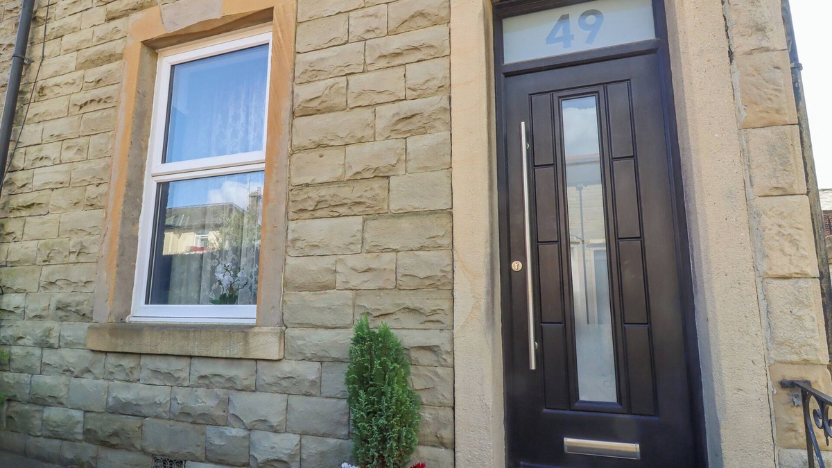 Clitheroe Cottage | 49 WADDINGTON ROAD, pet friendly, with open fire in Clitheroe