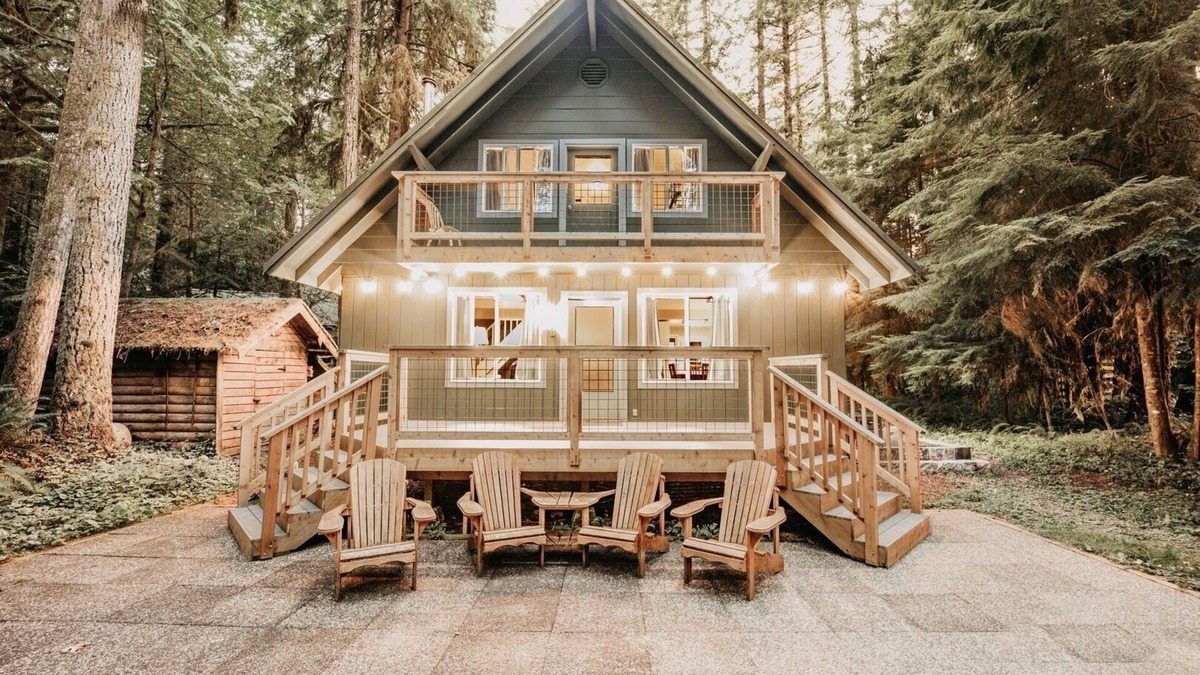 Glacier Cabin | 49SL - Hot Tub - WiFi - Fireplace - Sleeps 10 by RedAwning
