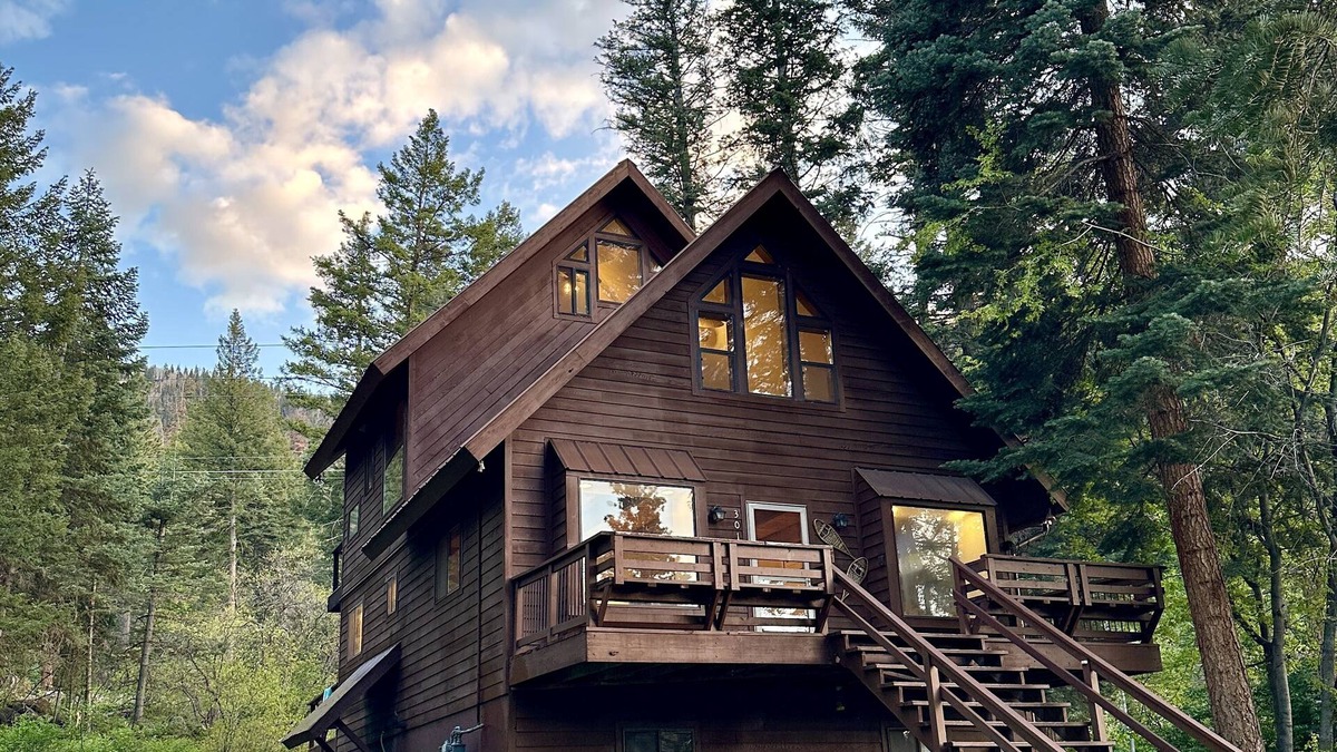 Ridgway Cabin | 4B/2.5BA Cabin in Ouray- 5 mins to pool!