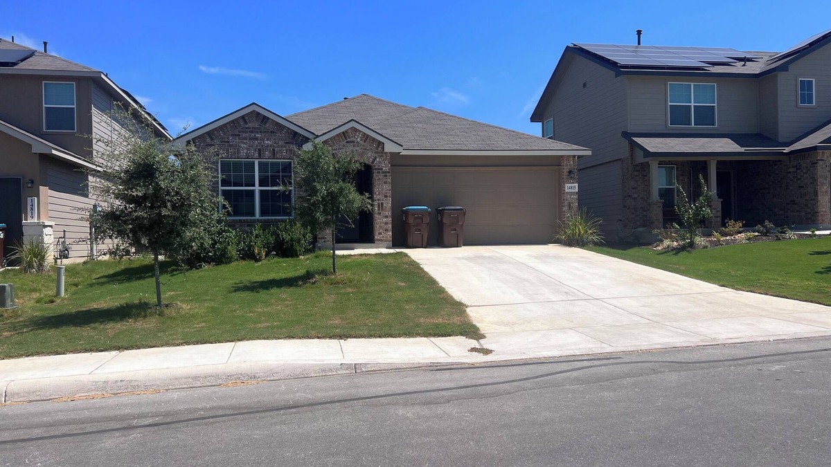 San Antonio House | 4b/2bath close to shopping/lackland afb