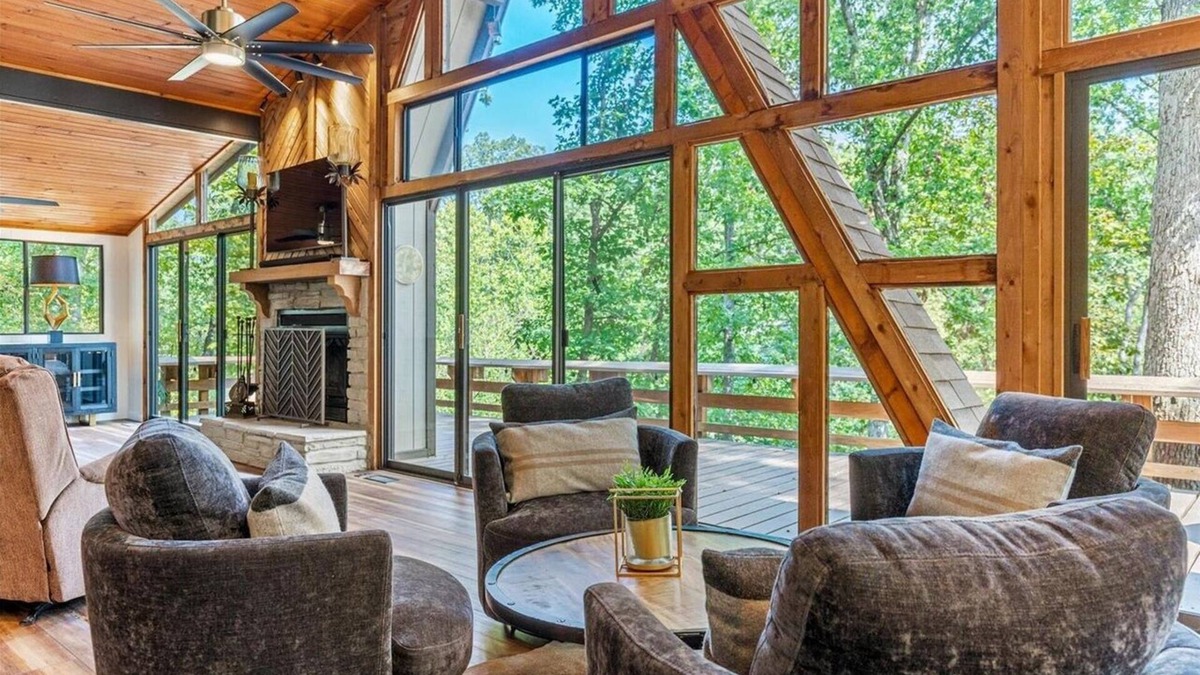 Wright City Ski Chalet | 4b/3b+loft Chalet on lake w/open floorplan, HUGE kitchen, rain showers, hot tub