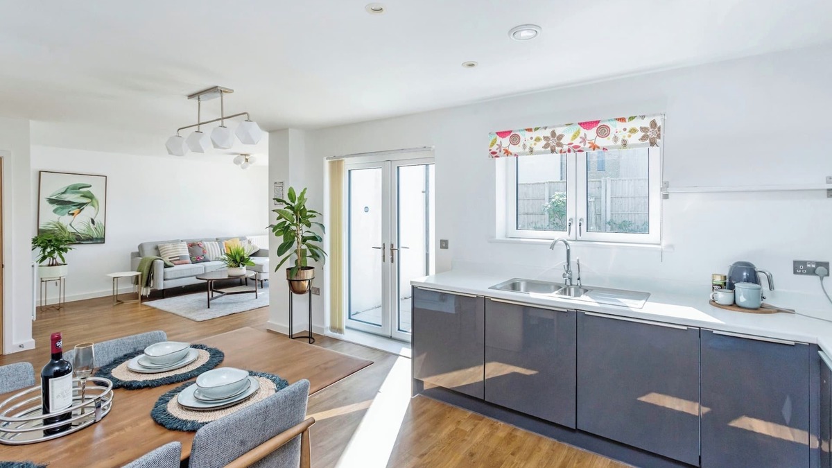 Milton Keynes House | 4B Lake Retreat Home – 8' walk to lake! Ideal for Business Travelers & Family!