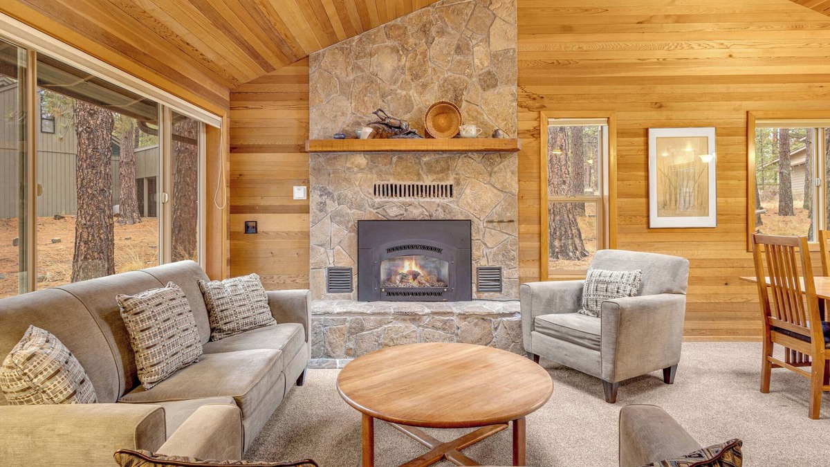 Overlook Park House | 4B, updated, in Sunriver with great location, hot tub, AC, PF, perks!