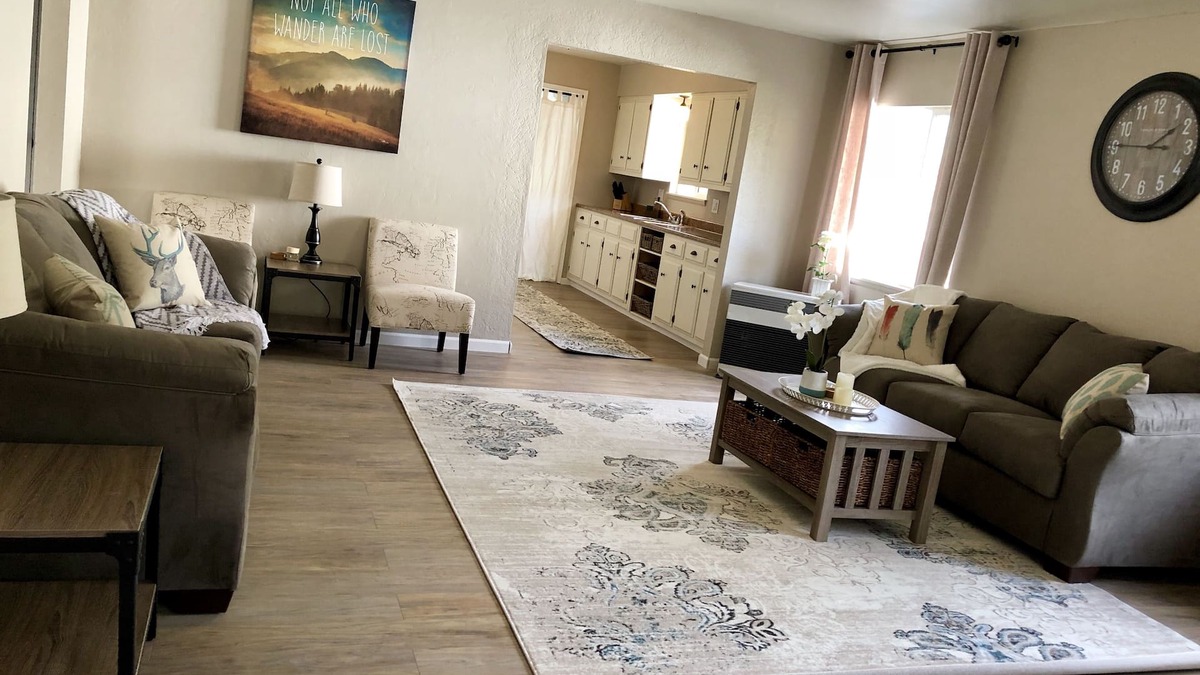 Dunsmuir House | 4BD/1BA Large Remodeled Home 50 Yards to River!