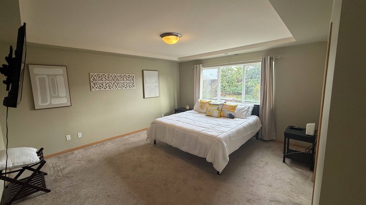 Fife House | 4bd 2.5 ba/4King Beds/W/D/ Fenced Yard/24hr Security