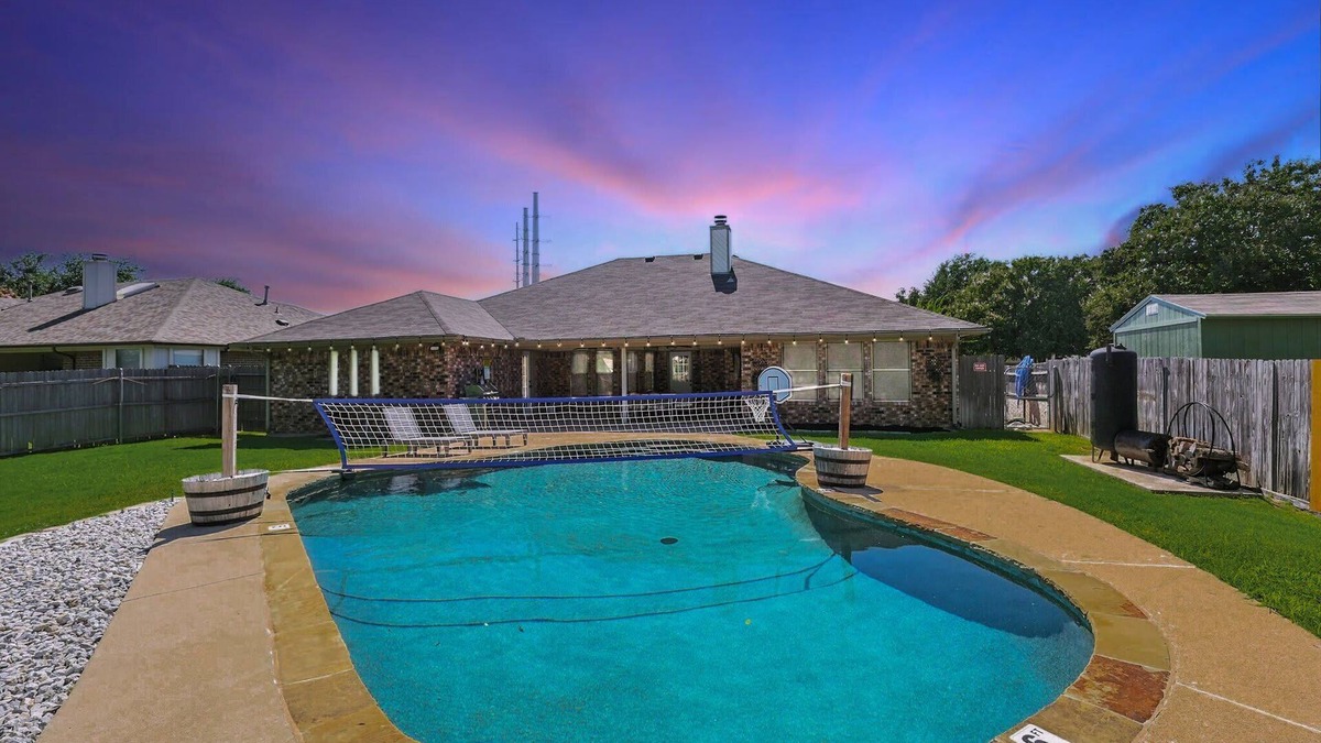 Keller House | 4BD/2BA Bohemian x Southern Getaway w Pool+Cinema