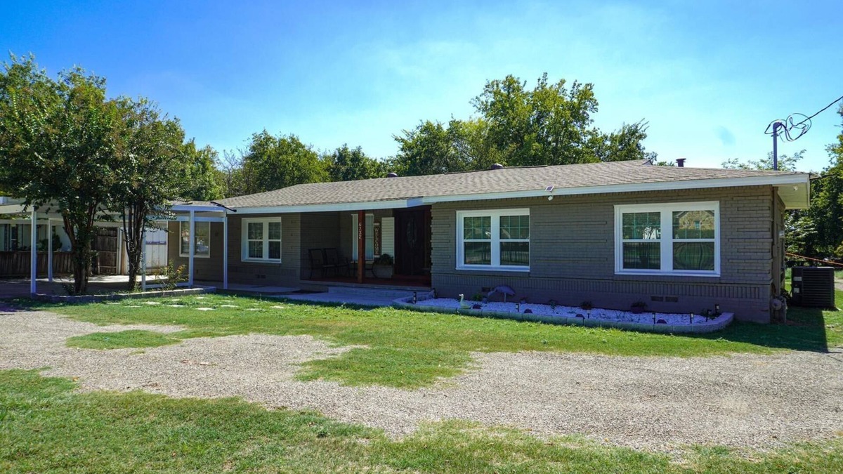 Oak Cliff Ski Chalet | 4BD/3BA/DFW Airport Patio private parking Piscina