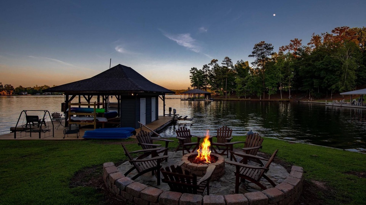 Dadeville House | 4BD 4BA 2 King Suites, Nursery, Kayaks, Lilypad, Pool Table, Foosball, AirHockey