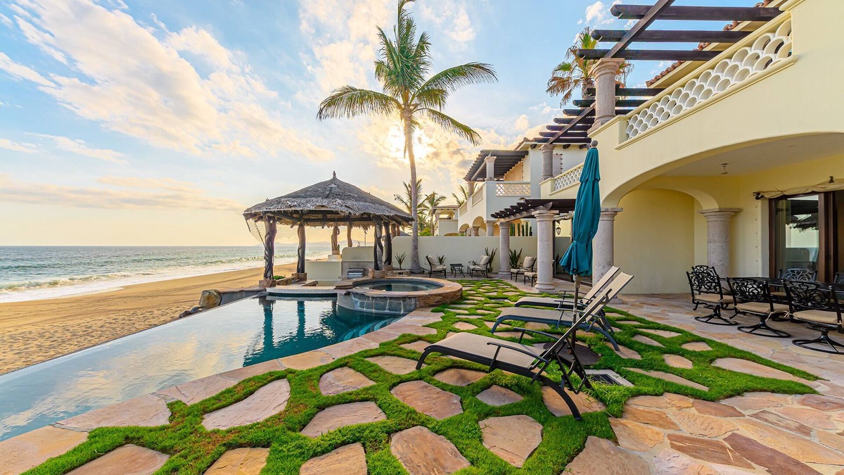 Buzzards House | 4BD Beachfront Villa with infinity pool and jacuzzi