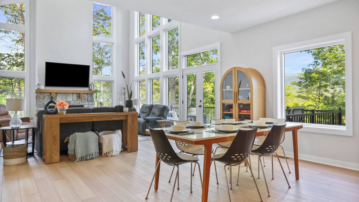 Mount Jackson House | 4BD Brand New - Modern & Spacious, Pet Friendly, Hot Tub, Mt View Retreat