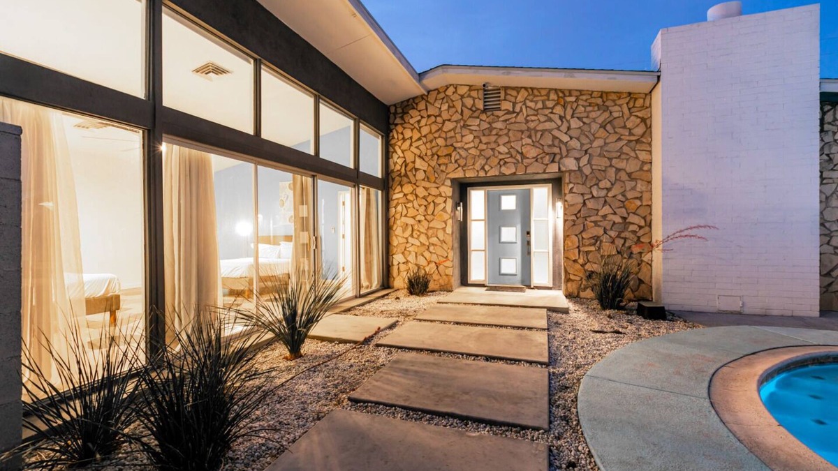 Winchester House | 4bd, Charming Mid-Century Home! 1.4mi to Convention Center, Mins to Strip! POOL!