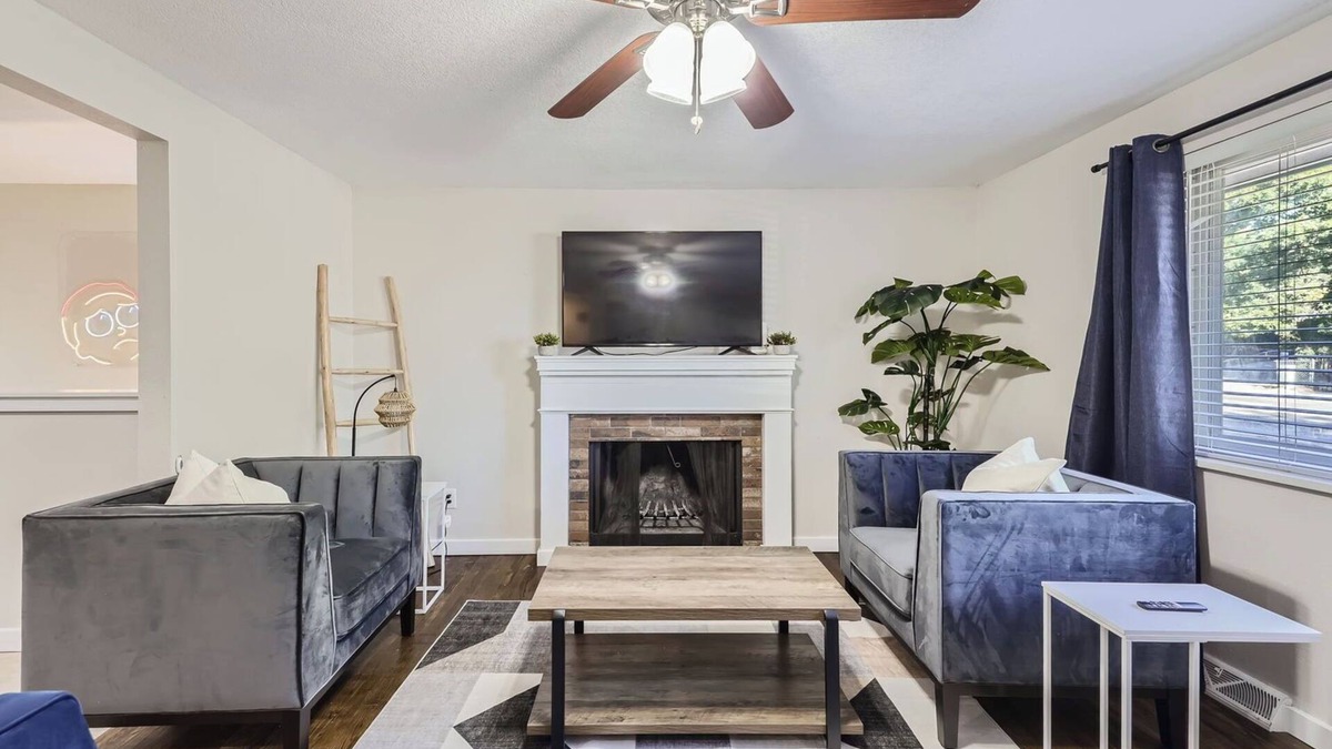 Lamar Heights Area House | 4BD - Hot Tub, BBQ, Games - 10 Mins to Olde Town