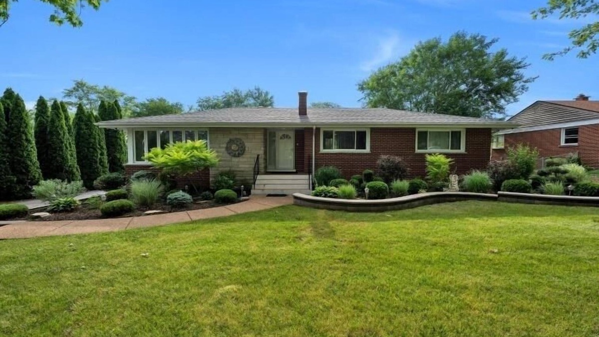 Fox Valley House | 4bd house, Hot-tub, full-basement, pool table & big yard,3 full bathroom.