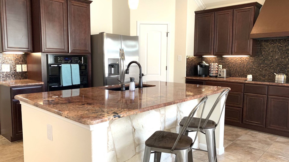 Forest Creek House | 4BD House w/Private Pool. Near Golf Course, Waterparks & Dell Diamond!