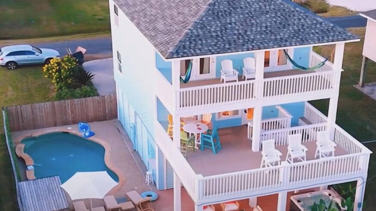 Port Bolivar House | 4BD | Private Pool | Hot Tub | 3min walk to beach