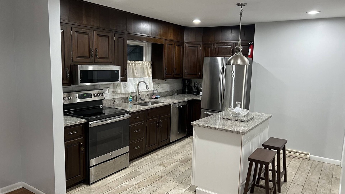 Lancaster House | 4Bd with pool near Sight & Sound, Spooky Nook Sport