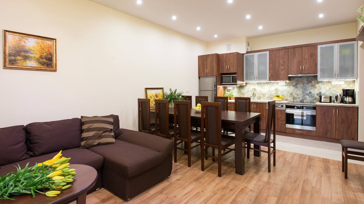 Old Town Apartment | 4bdr 2bth Vanilla 5 Apartment, 5min to Main Square