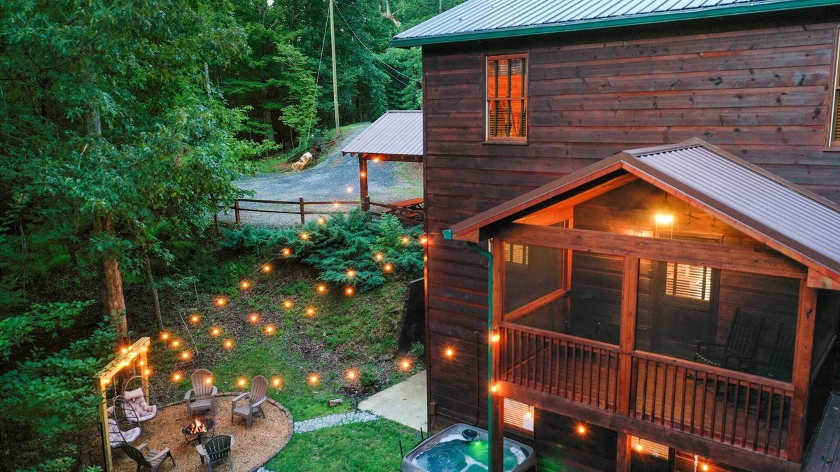 Ellijay Cabin | 4Bdr+ Loft ~ Dog Friendly~ Hot tub~ Game Room ~ Resort Pool ~ Fire Pit- Ellijay