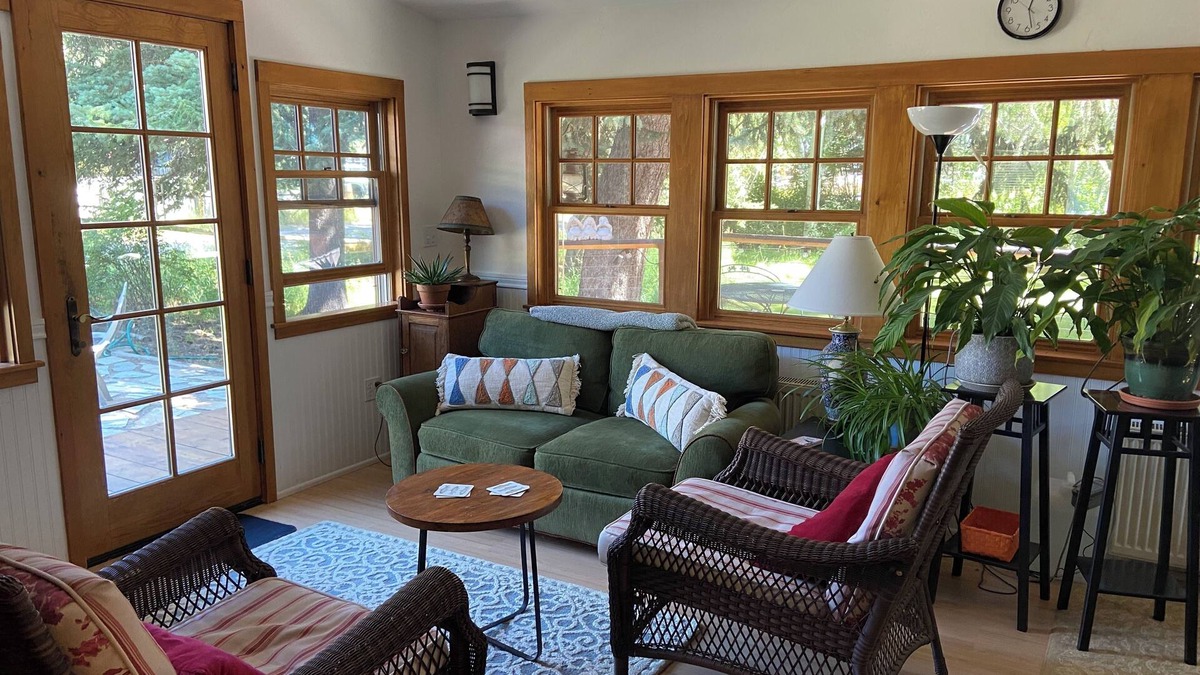 Moose Wilson Road House | 4bdrm 3ba Ski House sleeps 8 comfortably. On the Village Road to JHMR.