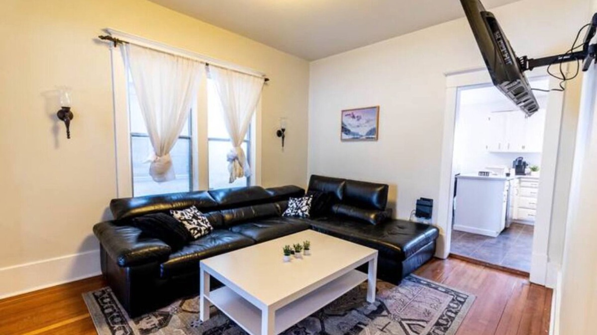 Saskatoon Downtown House | 4Bdrm Character Home Downtown