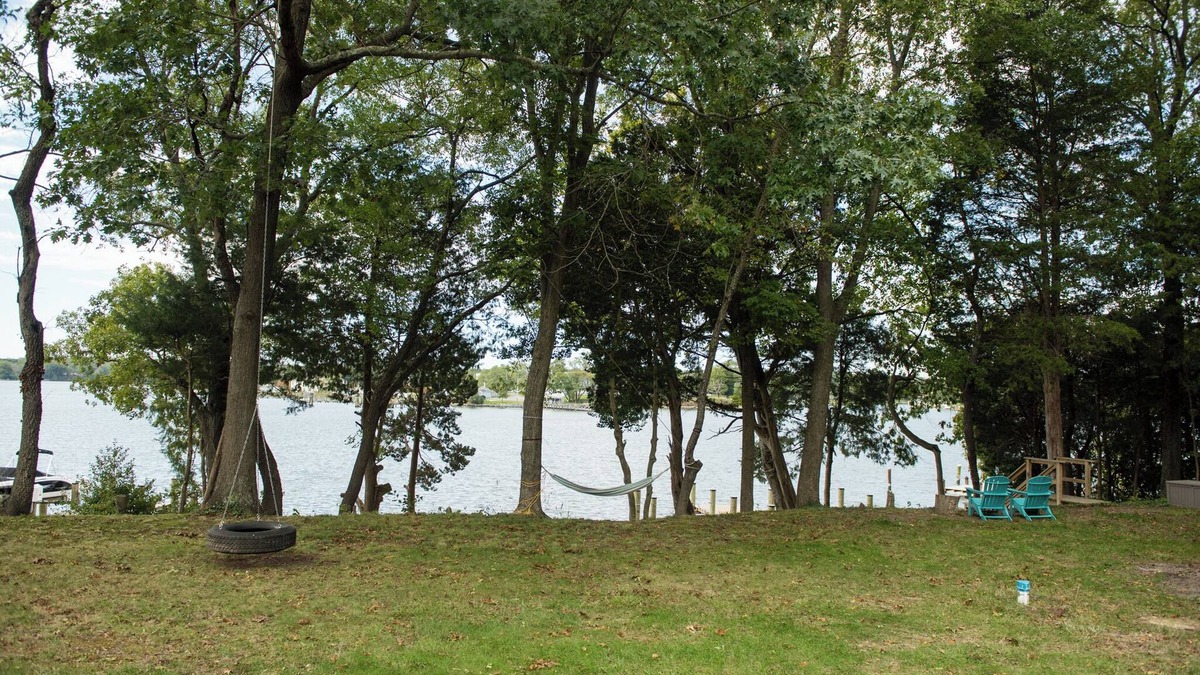 Valley Lee House | 4BDRM River front house with Private Beach in Hollywood