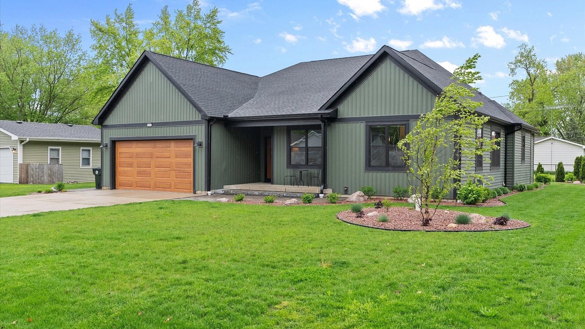 Twin Lakes House | 4Bed 3.5Ba Cozy New Construction! Close to Lake Geneva!