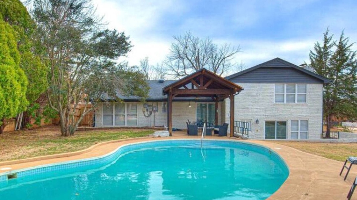 Edmond House | 4Bed Remodeled Luxe Pool House