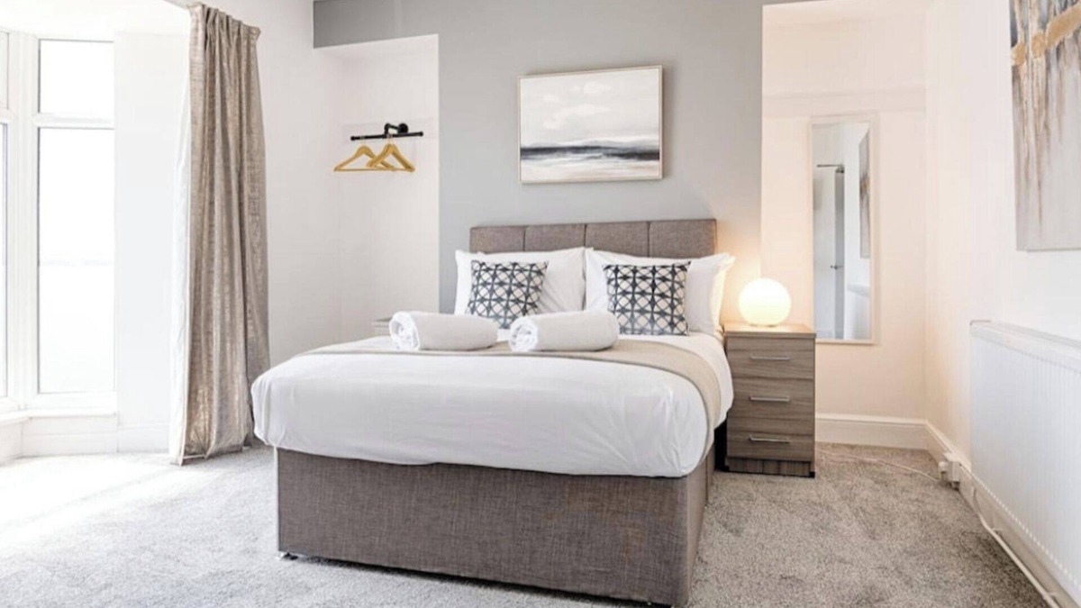 Castle House | 4BR-11Guests-Patio-FamilyFriendly-CityCentre-Beach
