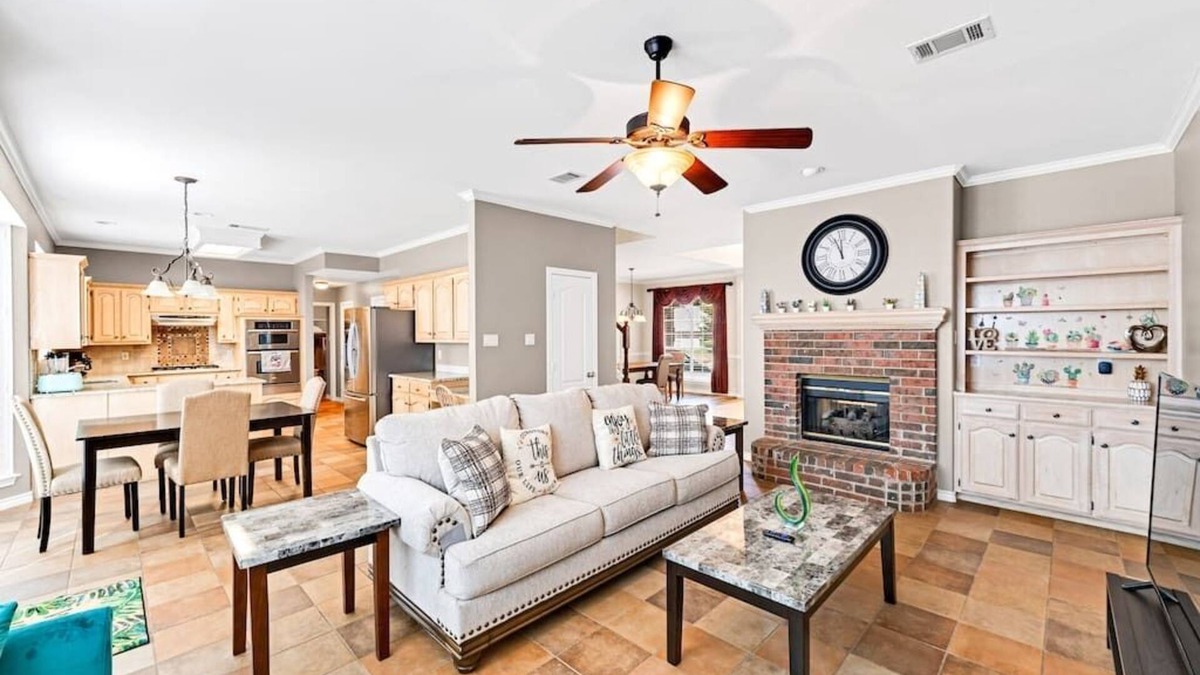 Grapevine House | 4BR, 2.5BA, sleep 11, close to highway and airport