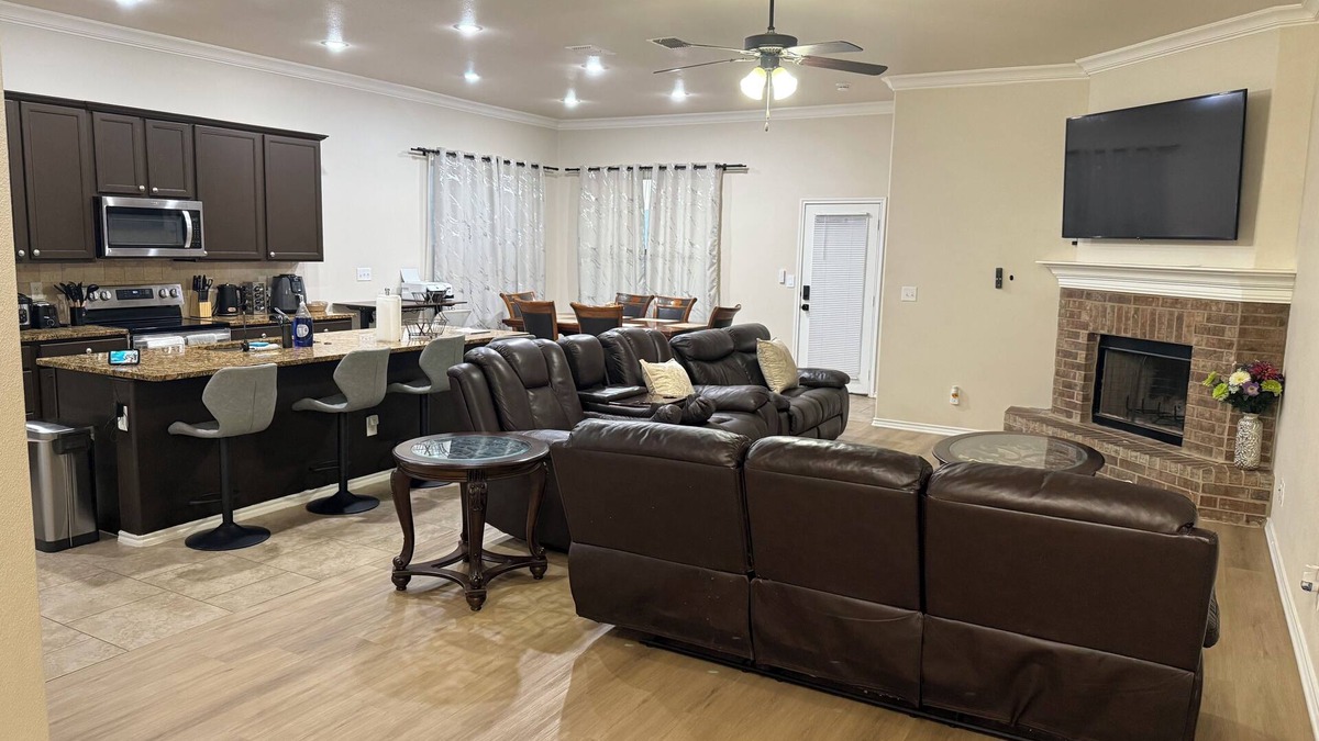 Lubbock House | 4BR 2B Retreat w Garage, Huge Fence Yard & Pet-Friendly – Near TTU & Hospitals