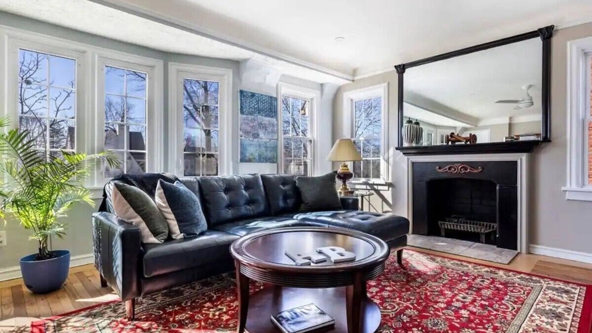 Shaker Heights Apartment | 4BR/2BA 2-Story near Van Aken District and CLE clinic
