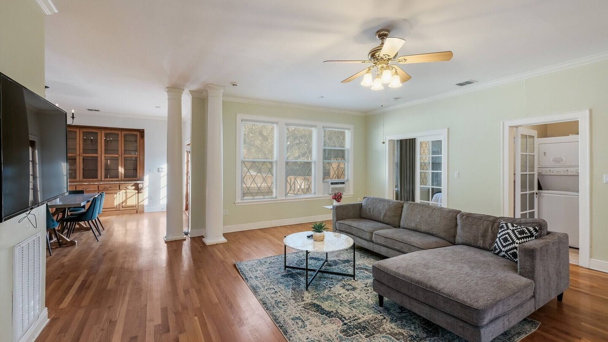Alta Vista Apartment | 4BR/2BA Apt near downtown - 4 Queen beds, 2 Twins - Free Parking - Fast Wi-Fi