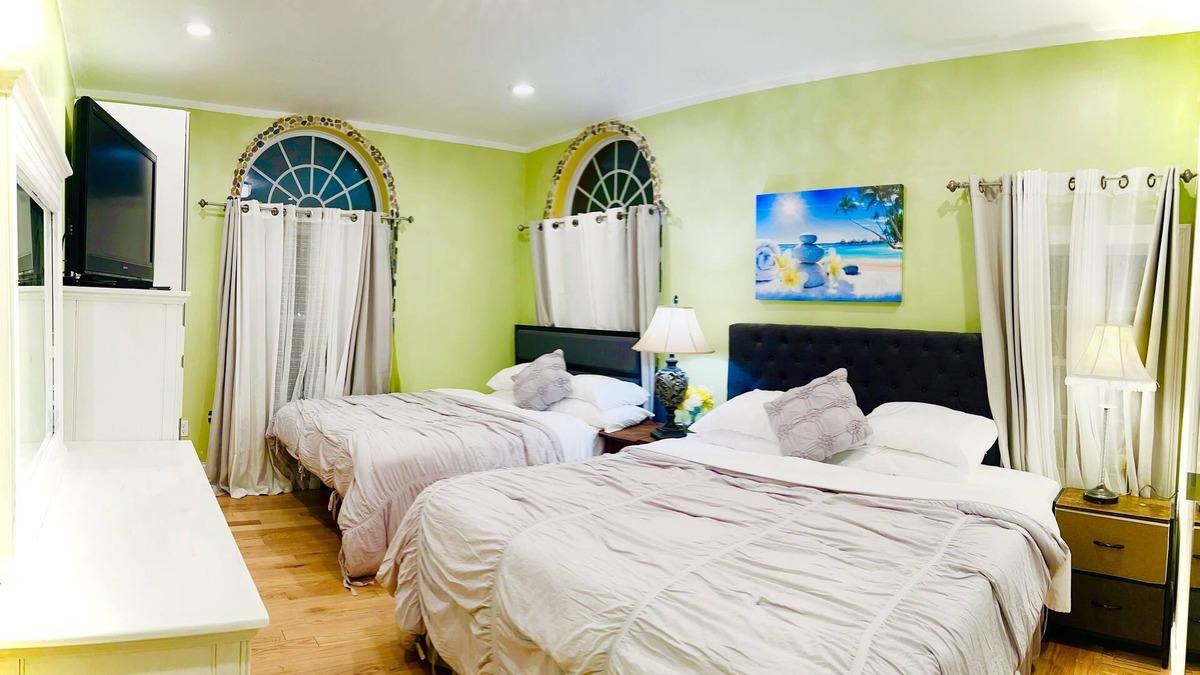 Quincy Apartment | 4BR 2BATH 7BED WOLLASTON BEACH.NearBOSTON1