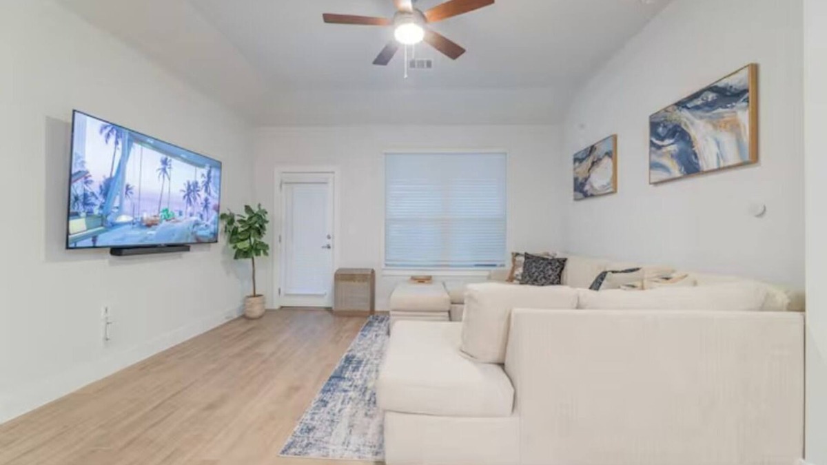 Austin House | 4BR/3.5BH Private Pool: 5M Airport, F1 & 2300 Sqft