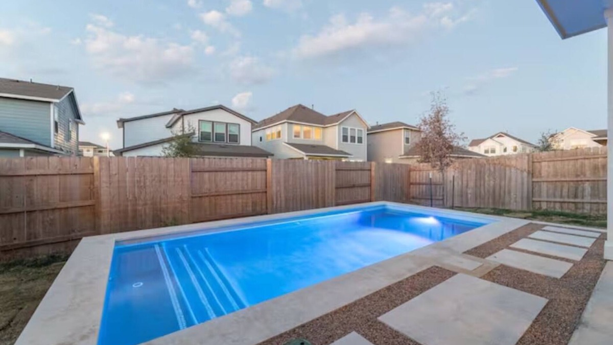 Austin House | 4BR/3.5BH Private Pool: 5M Airport, F1 & 2300 Sqft