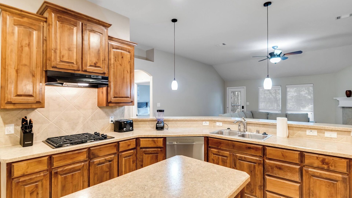 Burleson House | 4BR/3BA/7BED/5Tv with pool table big house