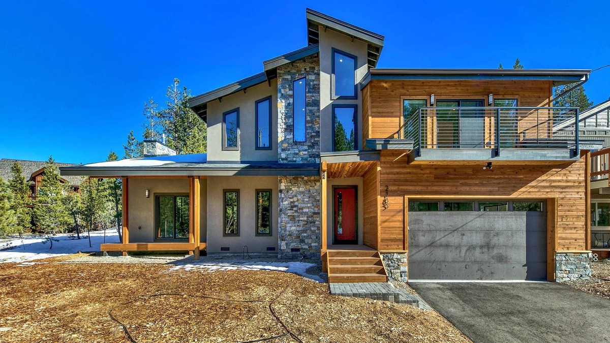 Tahoe Paradise House | 4BR-3BA Mountain Modern, Hot Tub, quiet wooded neighborhood next to river
